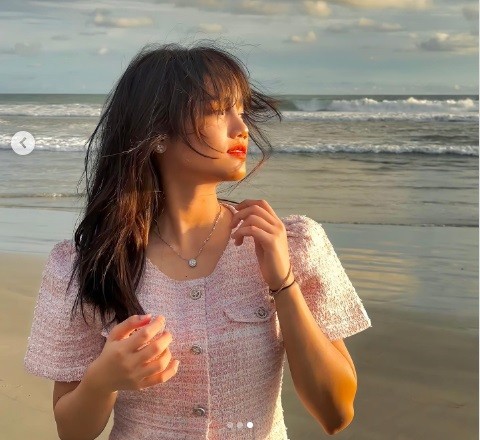 Fuji2 Intip potret cantik Fuji berpose di pinggir pantai
