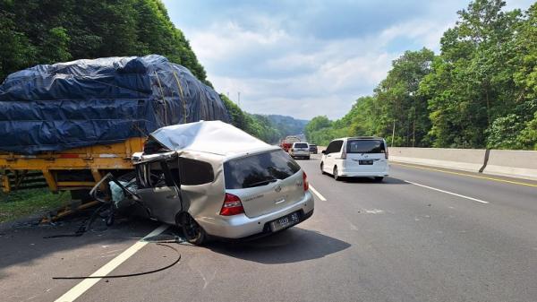 Tabrakan Cipularang Mobil Grand Livina rigsek setelah menabrak bagian belakang truk yang terparkir di bahu jalan. (Foto: Istimewa)