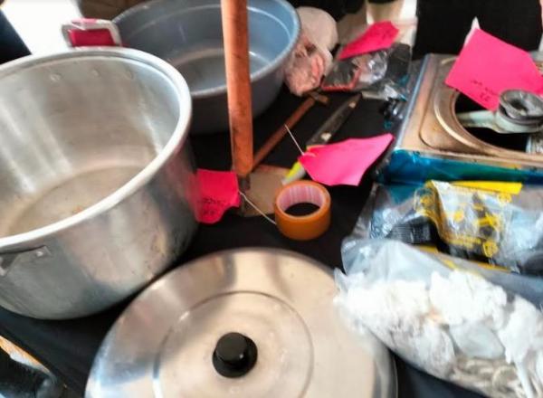 Petugas menyita panci, kompor dan wajan dari kamar kos pelaku mutilasi di Sleman. (Foto: MPI)