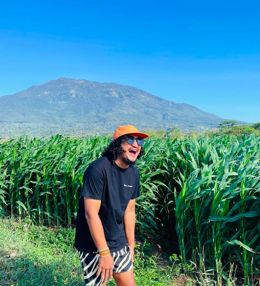 Screen Shot 2023 07 17 At 15 19 57 Artis jadi tukan giling jagung. (foto: instagram)