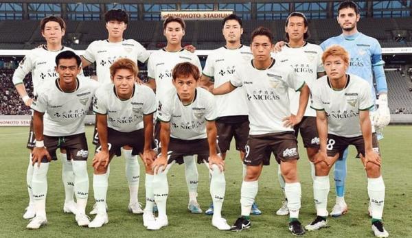 Pratama Arhan (jongkok kiri) foto bersama tim Tokyo Verdy. (IG @pratamaarhan8).