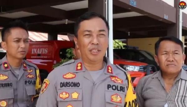 Kapolres Mempawah Akbp Sudarsono Kapolres Mempawah AKBP Sudarsono turun ke lokasi kebakaran Pasar Mempawah. (Foto: Polres Mempawah)
