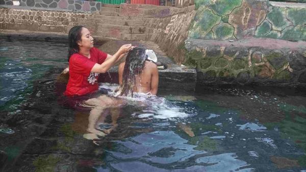 Ritual 1 Suro Agus Gimbal menggelar ritual keramas bersama istrinya di Sumur Amber Blitar jelang 1 Suro. (Solichan Arif).