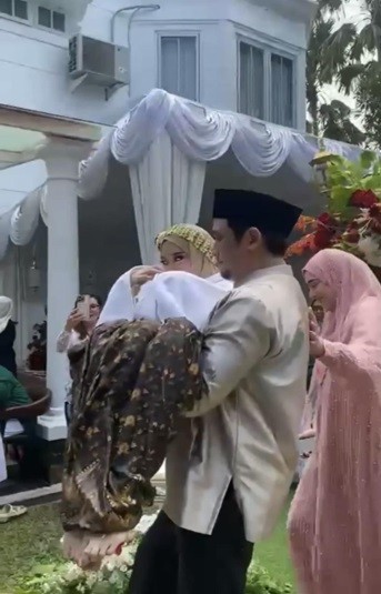 Anak Cindy Fatikasari Tengku Syaira digendong sang ayah.