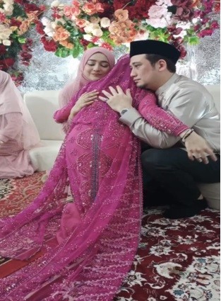 Anak Cindy Fatikasari1 Tengku Syaira sungkeman pada orangtuanya.