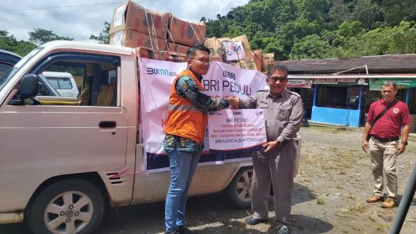 BRI Peduli Banjir Sumbar Penyerahan bantuan dari BRI Peduli kepada warga terdampak bencana banjir dan longsor di Kecamatan Tanjung Raya, Kabupaten Agam. (Foto: Dok. BRI)