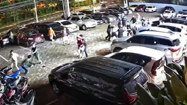 Perkelahian Palembang Perkelahian pecah di tempat hiburan malam, Jalan R Sukamto, Kecamatan Ilir Timur II, Kota Palembang, Sumatera Selatan. (Foto: CCTV).