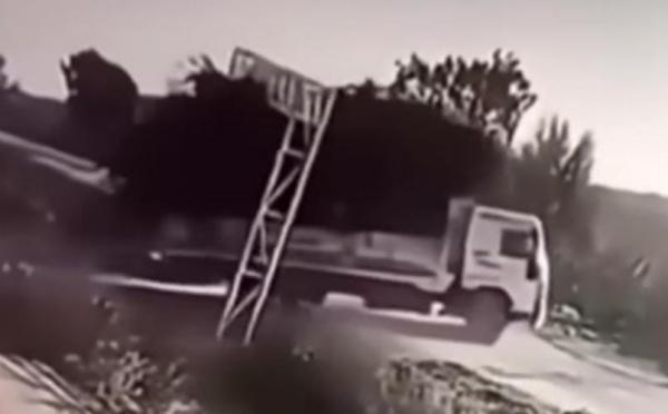 Truk Tersangkut Gapura 2