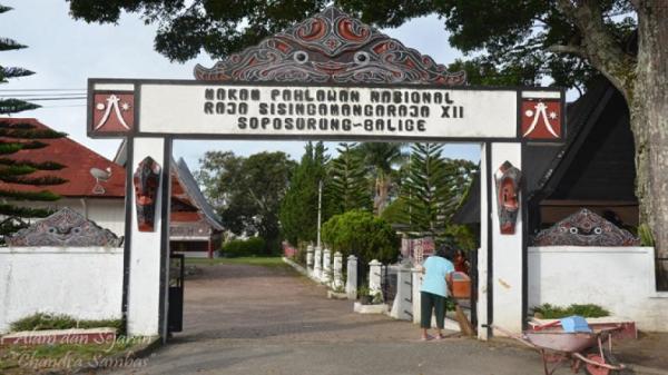 Makan Sosok Kesatria Batak Sisingamangaraja XII Makan Sosok Kesatria Batak Sisingamangaraja XII (Foto: Dir Pariwisata)