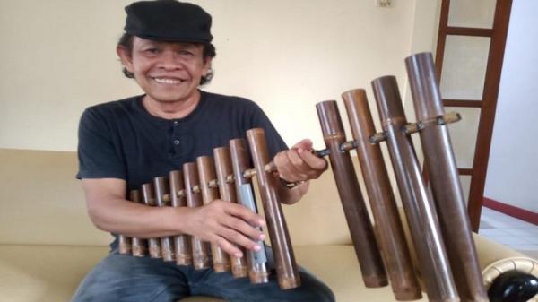 Calung merupakan alat musik Jawa Barat yang dipercaya sebagai cikal bakal lahirnya angklung. (Foto: disbudpar.bandung.go.id)