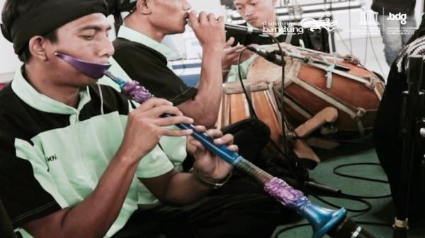 Tarompet Tarompét adalah alat musik Jawa Barat yang dibuat dari kayu dan mempunyai tujuh lubang suara. (Foto: disbudpar.bandung.go.id)