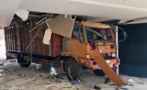 Truk Tabrak Pernikahan Balikpapan Truk menabrak Gedung Kesenian Balikpapan. (Foto: Mukmin Azis)