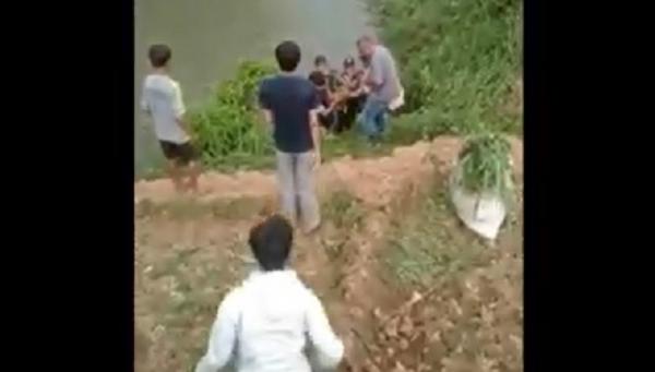 Video Siswa Tewas Ikut Mpls Video amatir warga saat mengevakuasi korban. (Foto: Budi Setiawan)