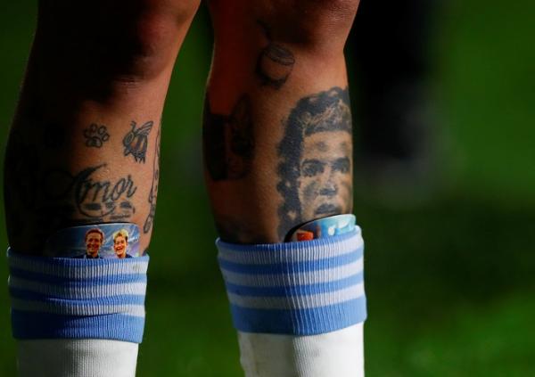 Yamila Rodriguez Timnas Putri Argentina Tato dengan gambar wajah Cristiano Ronaldo tampak menghiasi kaki bintang Timnas Putri Argentina, Yamila Rodriguez. (Foto: REUTERS)