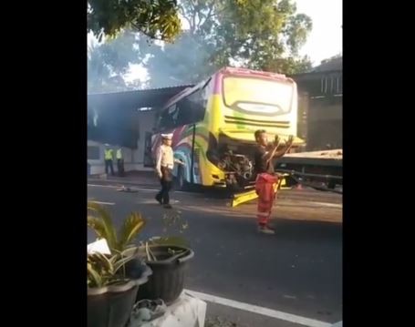 Bus jurusan Bali-Jakarta terlibat tabrakan beruntun dengan truk dan pikap di jalur Pantura Situbondo, Rabu (26/7/2023). (Foto: iNews TV)