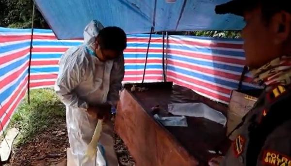 Tim forensik mengatutopsi jenazah korban YFY (17). (Foto: Triyanto)