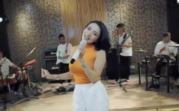 Shopee Aa Wika Salim Lagu Shopee Aa yang dibawakan Wika Salim mendapat pujian positif dari warganet. (Foto: YouTube Wika Salim)