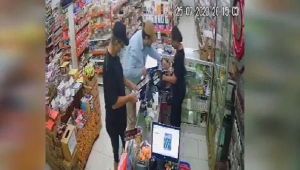 Bule Hipnotis Kasir Minimarket Dua bule menghipnotis kasir minimarket di Desa Marga, Tabanan. (Foto: Wayan Diana)
