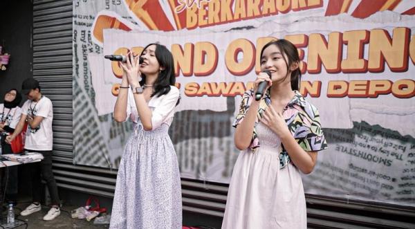 DeVFias Sang Pisang Penampilan DeVFias dalam grand opening gerai Sang Pisang di Sawangan, Depok. (Foto: dok DeVFias)