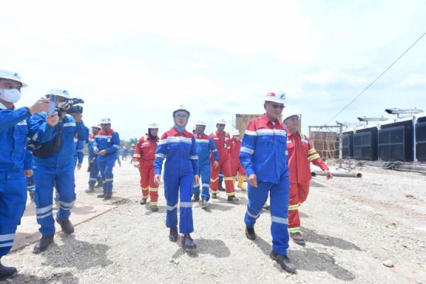 Menteri ESDM Arifin Tasrif didampingi Direktur Utama PT Pertamina (Persero) Nicke Widyawati meninjau langsung Sumur Gulamo di PHR Duri. (Foto: dok Pertamina)