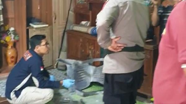 Pertikaian maut di OKU Polisi menyelidiki pertikaian maut yang melibatkan satu keluarga di Ogan Komering Ulu (OKU), Sumatera Selatan. (Foto: Widori Agustino).