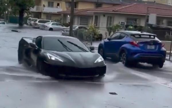 Mobil Sport Terjang Banjir 1