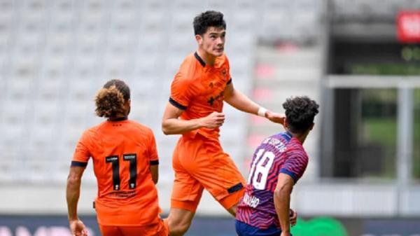 Bek Timnas Indonesia Elkan Baggott main penuh saat klubnya Ipswich Town jumpa RB Leipzig pada laga uji coba. (Foto: Ipswich Town)