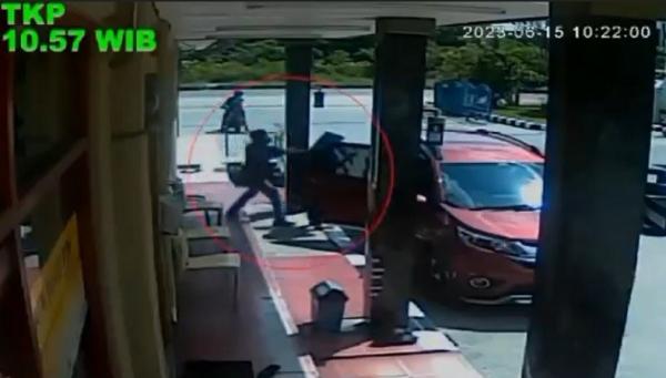 Rekaman CCTV perampokan nasabah bank di SPBU Jalan Air Hitam, Pekanbaru. (Foto: Indra Yosserizal)