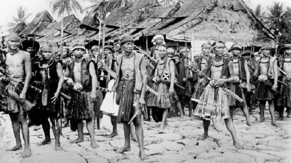 Asal Usul Orang Nias, Prajurit sengit Nias Selatan berulang kali berjuang dari tentara Belanda (Foto: Dok museum-nias.org) Asal Usul Orang Nias, Prajurit sengit Nias Selatan berulang kali berjuang dari tentara Belanda (Foto: Dok museum-nias.org)
