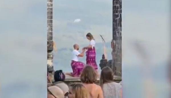 Video Bule Ciuman 1 Video pasangan bule ciuman di Pura Lempuyang, Karangasem, Bali viral di media sosial hingga menuai protes. (Foto: Yunda Ariesta)