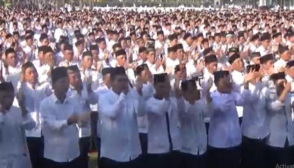 selawat Sebanyak 100.113 pelajar dan warga Jombang memecahkan rekor MURI membaca selawat tibbil qulub terbanyak dunia. (Mukhtar Bagus).