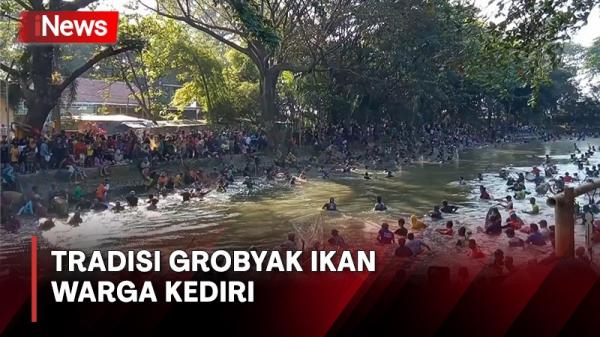 Ratusan Warga Kediri Lakukan Tradisi Grobyak Ikan saat Peringati Bulan Suro