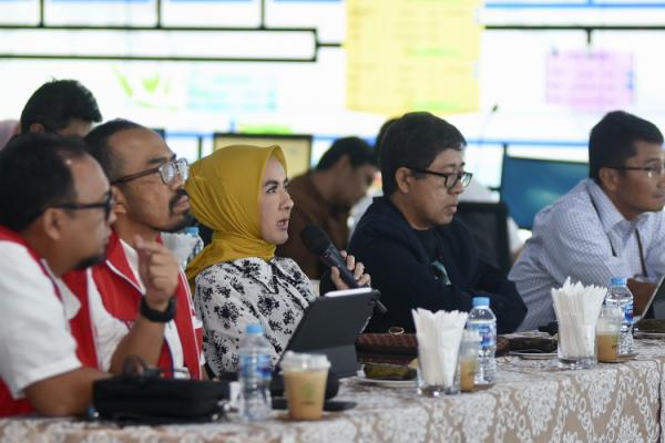 Direktur Utama Pertamina Nicke Widyawati didampingi Direktur Logistik & Infrastruktur Alfian Nasution dan Direktur Utama Pertamina Patra Niaga Riva Siahaan memberikan arahan kepada manajemen Pertamina Patra Niaga. (Foto: dok Pertamina)