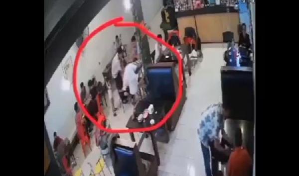 Dokter Tampar Balita Makassar Tangkapan layar oknum dokter menampar balita di warung kopi di Makassar. (Foto: Syahrul Adyaksa)
