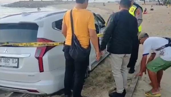 Mobil WNA Irlandia pelaku tabrak lari ditemukan di pantai kawasan Sanur. (Foto: Indira Arri)