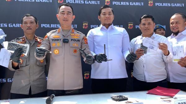 BEGAL MOTOR GARUT Kapolres Garut AKBP Rohman Yonky Dilatha memperlihatkan barang bukti kejahatan begal motor di Mapolres Garut, Senin (31/7/2023). (FOTO: FANI FERDIANSYAH)