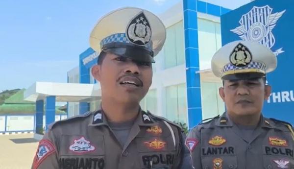 Briptu Herianto viral mendorong motor mogok di Jembatan Kapuas. (Foto: Rizki Kurnia)