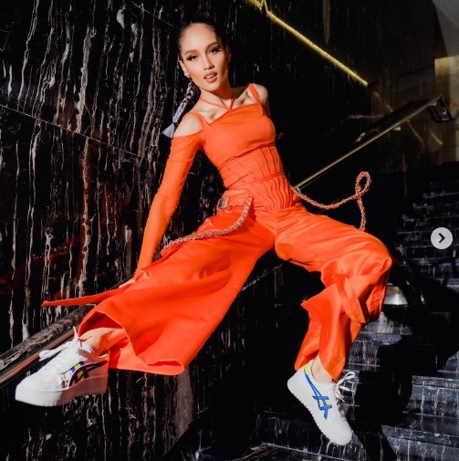 Cinta Laura Potret cantik Cinta Laura pakai outfit serba oranye. (foto: instagram)