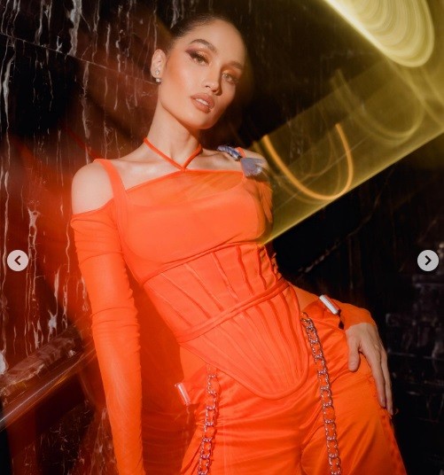 Cinta Laura3 Potret cantik Cinta Laura pakai outfit serba oranye. (foto: instagram)