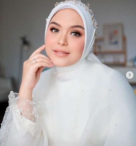 Artis cantik menikah di KUA.