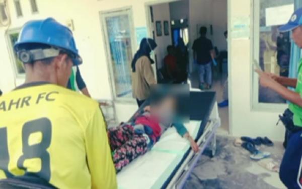 Korban Diterkam Buaya Wnita inisial FD (38) yang diterkam buaya di Desa Air Hitam, Kendawangan, Ketapang, Kalimantan Barat dievakuasi ke klinik. (Foto: Ist)