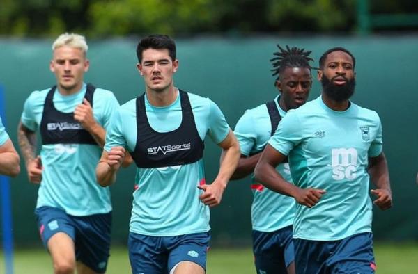 Elkan Baggott Elkan Baggott (kedua kiri) berlatih bersama Ipswich Town beberapa waktu lalu. (Foto: Instagram @elkanbaggott)