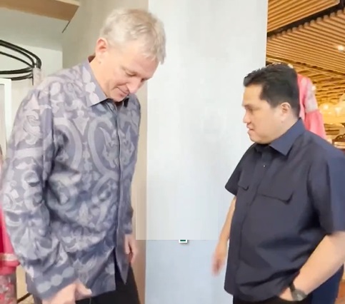 Frank Wormuth Frank Wormuth (kiri) menjajal batik yang dibelikan Ketua Umum Erick Thohir di Sarinah, Jakarta, Selasa (1/8/2023). (Foto: Instagram @erickthohir)