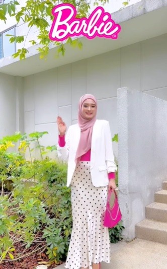 Inara Rusli bergaya ala barbie. (foto: instagram)