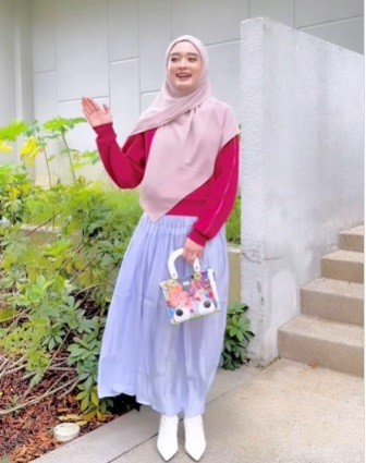 Inara Rusli bergaya ala barbie. (foto: instagram)