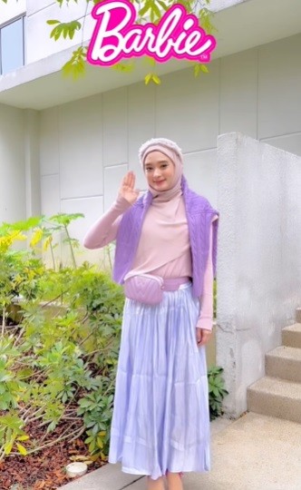 Inara Rusli bergaya ala barbie. (foto: instagram)