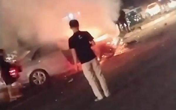 Mobil terbakar usai kecelakaan di Ringroad Barat, Sleman, Yogyakarta, Senin (31/7/2023) malam. (Foto: Heru Trijoko)