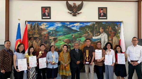 PADUAN SUARA TICC JEPANG Dubes RI untuk Jepang Heri Akhmadi (tengah) saat menerima perwakilan paduan suara yang tampil gemilang di 5th TICC. (FOTO: ISTIMEWA)