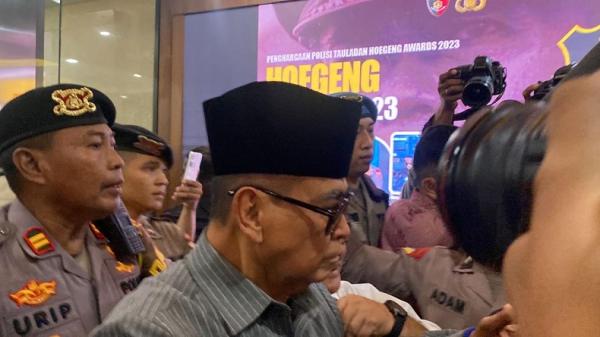 PANJI GUMILANG TERSANGKA Panji Gumilang, pimpinan Ponpes Al Zaytun, saat datang ke Bareskrim Polri. (FOTO: iNews/RIANA RIZKIA)