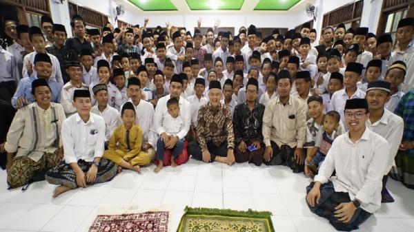 GANJAR PONPES CIREBON1 Ganjar Pranowo foto bersama para santri Ponpes Dar Al Tauhid Cirebon seusai berdialog. (FOTO: ISTIMEWA)